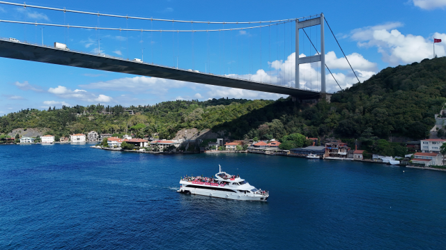 Tekne turu yapan Liverpool taraftarından Galatasaray Adası önünde eşsiz anlar