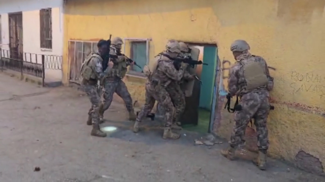 Sosyal medyada silahlı paylaşım yapanlara operasyon! 23 kişi gözaltına alındı