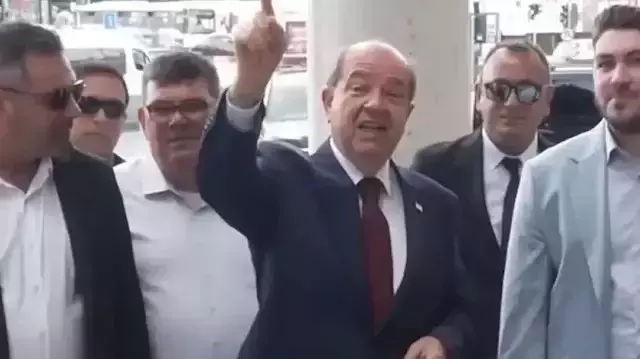 Ersin Tatar ve Murat Şenkul Girne Belediyesi önünde