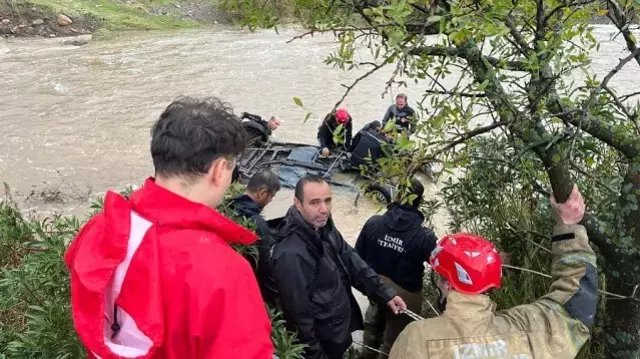 Foça'da müdahale ekipleri sel bölgesinde