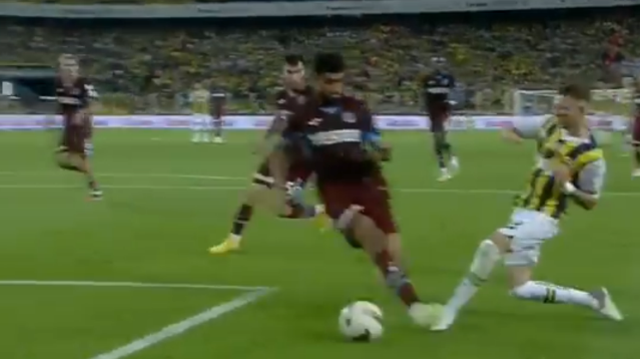 Maçın hakemi Zorbay Küçük! Fener taraftarını delirten pozisyon yeniden gündemde