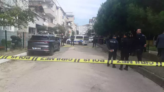 Oturma odasında eşini vahşice katletti