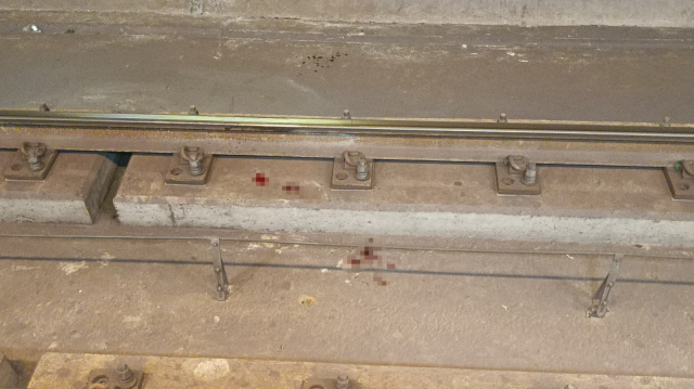 Metroda korku dolu anlar! Yolcu tren gelirken raylara atladı