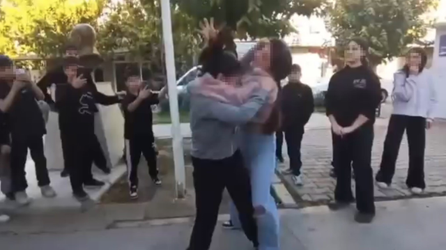 Kız öğrenciler, okul bahçesinde saç saça kavga etti