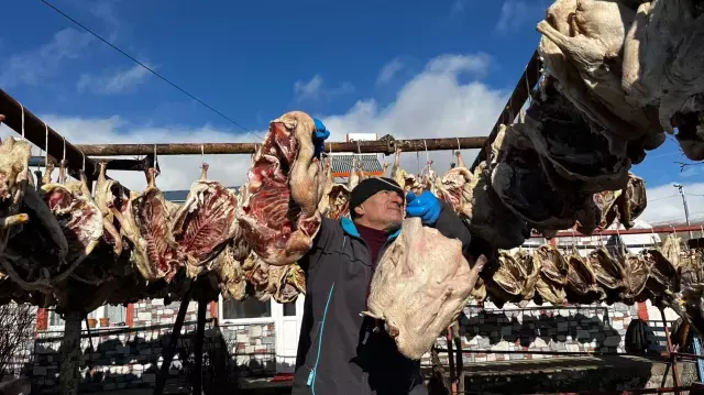 Gurbetteki Karslılar için 900 kazı keserek kurutmaya bıraktı