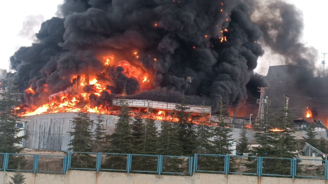 Kimya fabrikasında yangın! Patlama sesleri duyuluyor, dumanlar şehrin diğer ucundan görülüyor