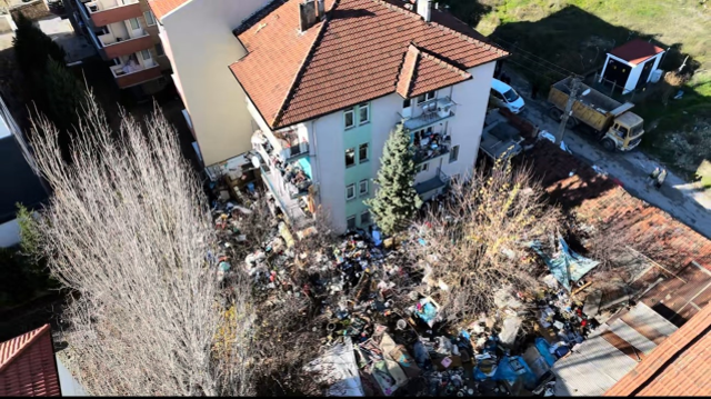 Mahalleli kokudan isyan etti, evden kamyon kamyon çöp çıkarıldı