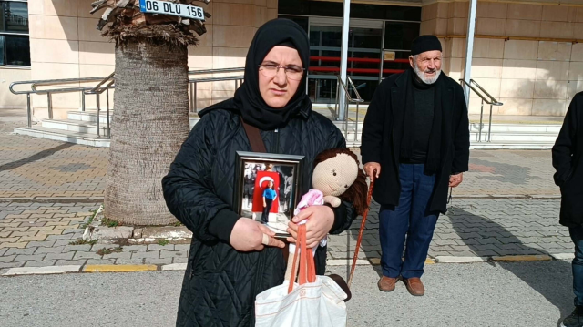 Üzerine koltuk düşen Ebrar'ın oyuncak bebeğiyle duruşmaya gelen annesi: Kimse bizi uyarmadı