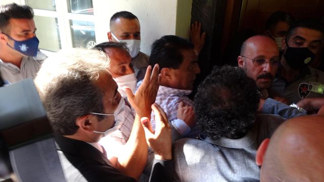 Akşener'in ziyaretinde koruma krizi! İçeri girmek için korumalarla mücadele ettiler