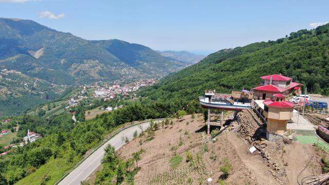 Dağın yamacındaki tekne turistlerin ilgi odağı oldu