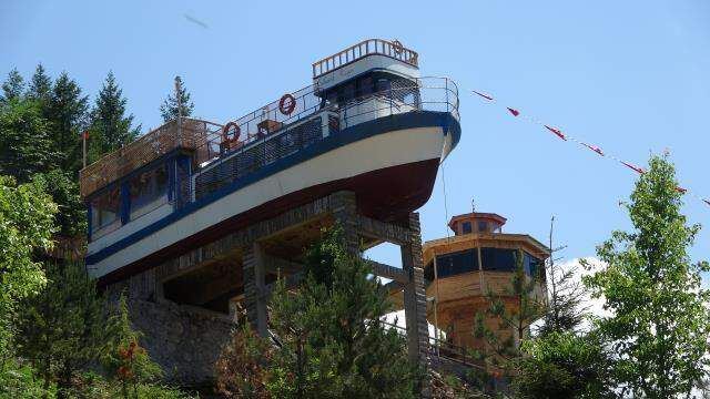 Dağın yamacındaki tekne turistlerin ilgi odağı oldu