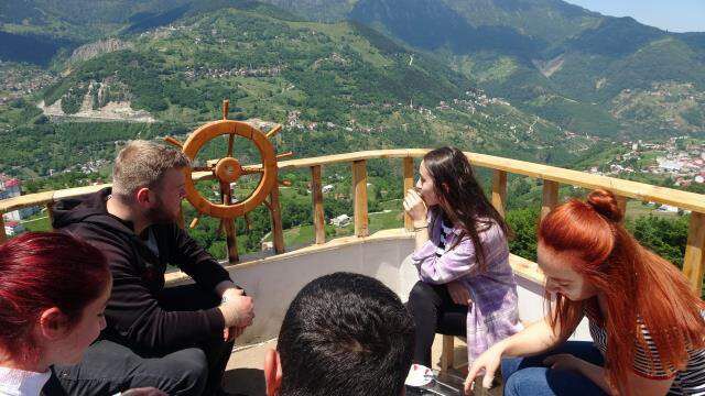 Dağın yamacındaki tekne turistlerin ilgi odağı oldu