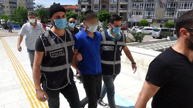 Balıkesir'de cezaevinden izinli çıkan genç, anne babasını öldürdü