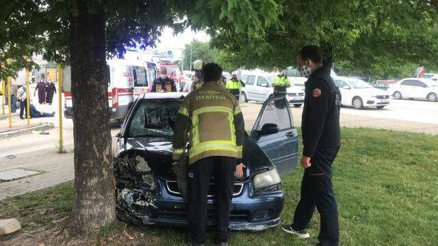 Aşırı hızlı otomobil otobüs durağına daldı: 1'i çocuk 5 kişiyi ezdi