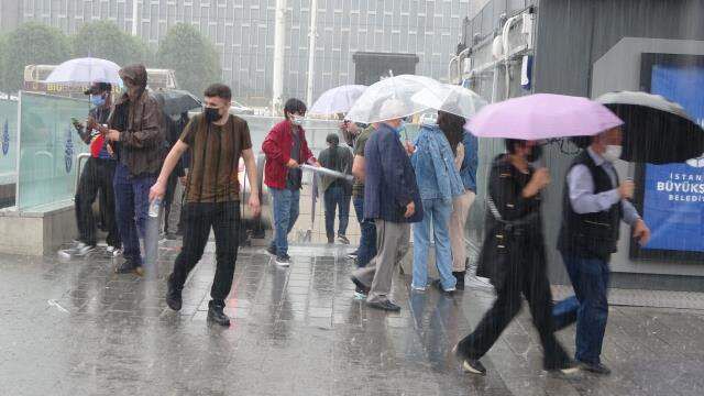 Sağanak yağış sonrası Galata'da sokaklar adeta nehri andırdı