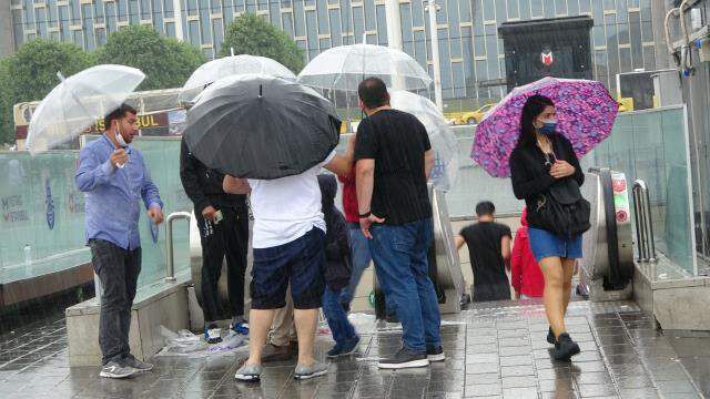 Sağanak yağış sonrası Galata'da sokaklar adeta nehri andırdı