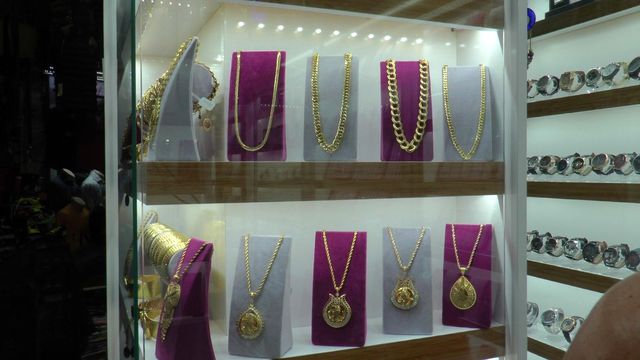 Fiyatlar artınca imitasyon altına ilgi arttı! Düğün yapacaklar 40 bin TL'lik alışverişini bin TL'ye mal ediyor