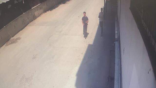 Güpegündüz gasp dehşeti! Çantasını vermeyen kadını yumruklayıp yerlerde sürüklediler