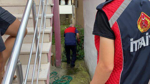 Bir anlık dikkati ailesini tehlikeden korudu! Zehirli sarı yılan, saklandığı bahçede yakalandı