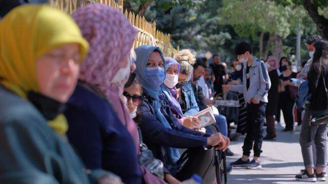 Fakülte kapısı, velilerin 'aç, aç' tezahüratıyla geç kalan gence açıldı