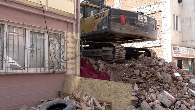 Kahreden ölüm! İş makinası, ezdiğini fark etmediği gençle binayı yıkmaya devam etti