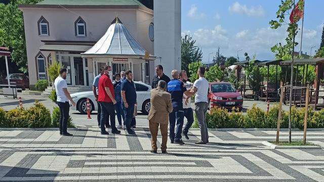 Annelerinin defni konusunda anlaşamayan kardeşler mezarlıkta kavga etti