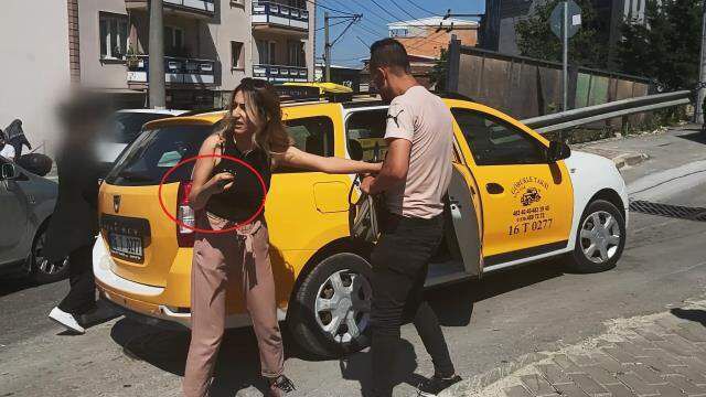 Bıçak zoruyla taksiye bindirilen kadının imdadına, olay yerinde tesadüfen bulunan muhabirler yetişti