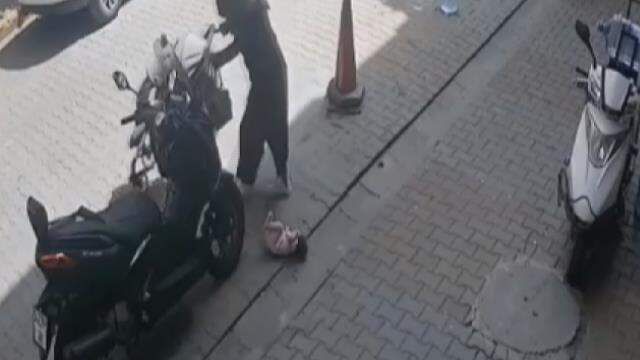Dalgın anne, bebek arabasındaki çocuğunu yola düşürüp, üstüne bastı