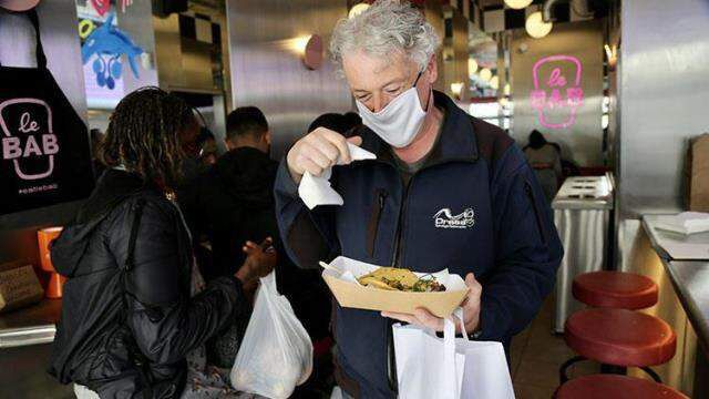 Eski Sağlık Bakanı Hancock'un istifasını ücretsiz 1000 kebap dağıtarak kutladılar