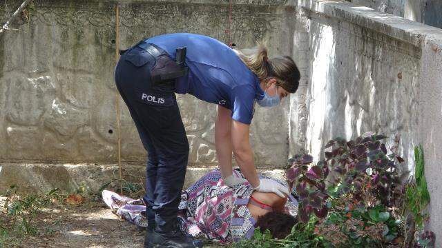 Kömürlükte battaniyeye sarılı uyuyan gizemli kadın polisi alarma geçirdi