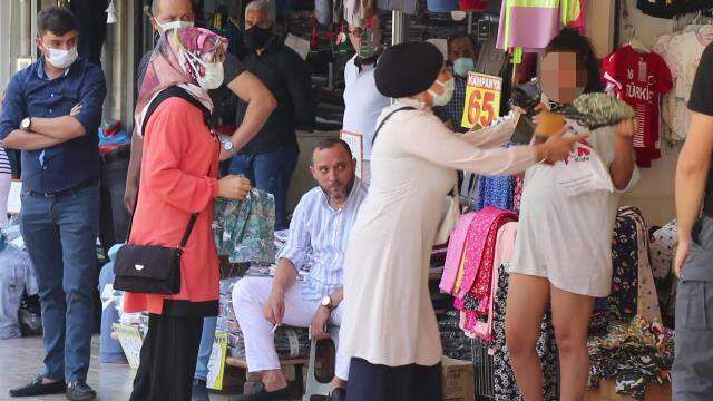 Yarı çıplak haldeki alkollü kadın, vatandaşın verdiği kıyafeti giymedi