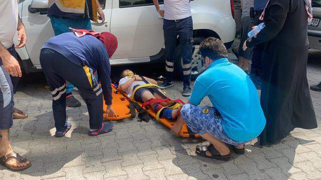 Üst üste hatalar zinciri! Kamyonet yüzünden geri gelen otomobil, küçük kızın bacaklarını ezdi