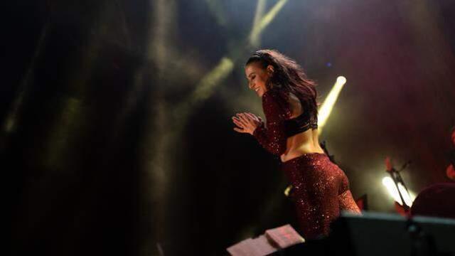 Yıldız Tilbe, kırmızı elbisesiyle konserinde göz kamaştırdı