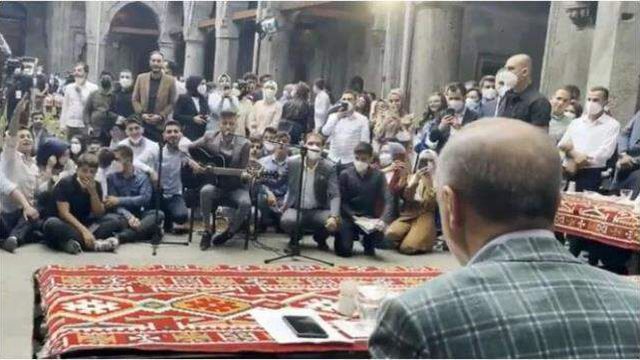 Erzurum'da gençlerle buluşan Cumhurbaşkanı Erdoğan'a 'Elfida' sürprizi