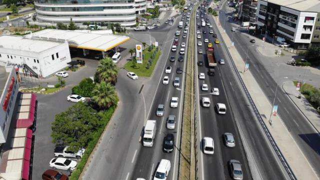 Pendik'te kaçan kurbanlık dana trafiği birbirine kattı