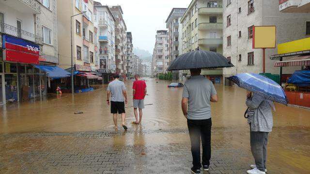Rize'nin ardından Artvin de sele teslim! Mahsur kalan vatandaşlar böyle kurtarıldı