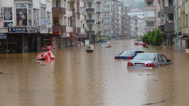 Rize'nin ardından Artvin de sele teslim! Mahsur kalan vatandaşlar böyle kurtarıldı