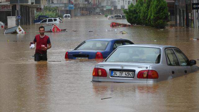 Rize'nin ardından Artvin de sele teslim! Mahsur kalan vatandaşlar böyle kurtarıldı