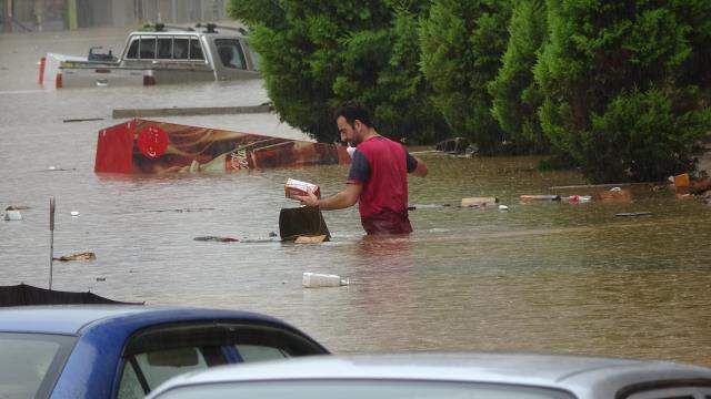Rize'nin ardından Artvin de sele teslim! Mahsur kalan vatandaşlar böyle kurtarıldı