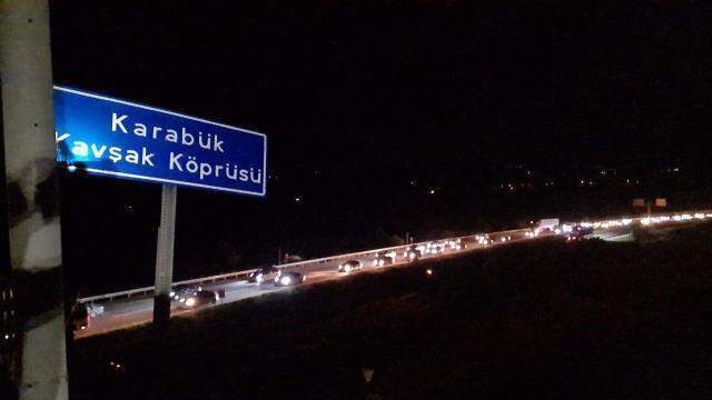İstanbul'a dönüş başladı! 21 ilin kesiştiği Gerede'de tam 70 kilometrelik araç kuyruğu oluştu,