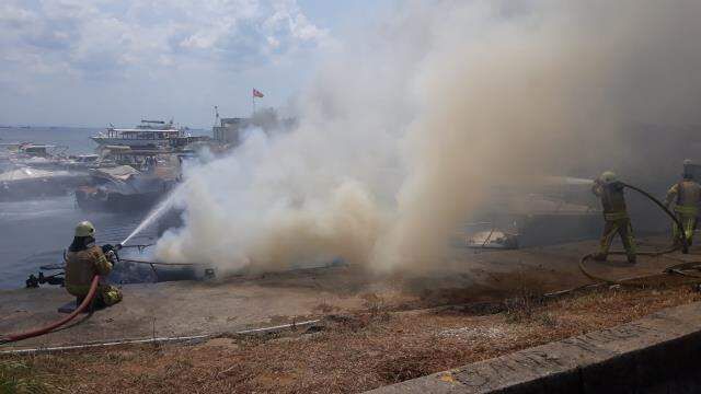 Son Dakika: Maltepe sahilde 8 tekne alevlere teslim! Ekipler yangına müdahale ediyor