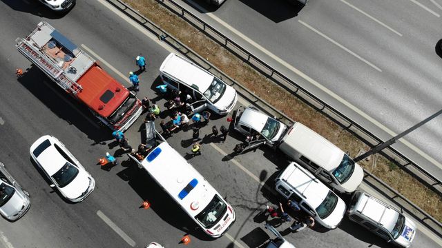 E-5'te yavaşlayan otomobil kazaya neden oldu! 5 araç birbirlerine girdi: 1'i ağır, 4 yaralı