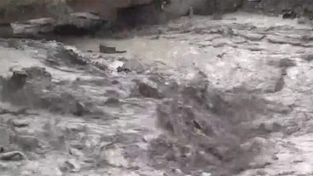 Van'ın Başkale ilçesi bir kez daha sele teslim! Dereler taştı, köylüler damların üstünde kurtarılmayı bekledi