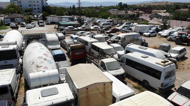 Elazığ'da araç mezarlığı: 60 milyonluk servet çürüyor