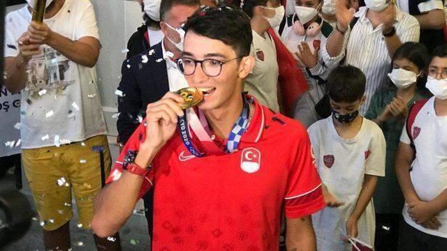 Tokyo Olimpiyatları'nda şampiyon olan Mete Gazoz, yurda dönüşünde çiçeklerle karşılandı