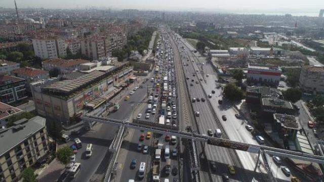 Bakırköy'de kamyon, metrobüs bariyerlerine çarptı: 2 şerit trafiğe kapatıldı