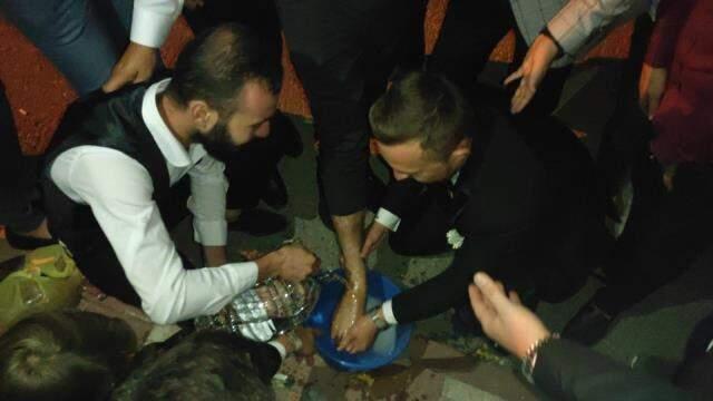 Damadı evlendiğine pişman ettiler: Ayak yıkatıp, çorap koklattılar