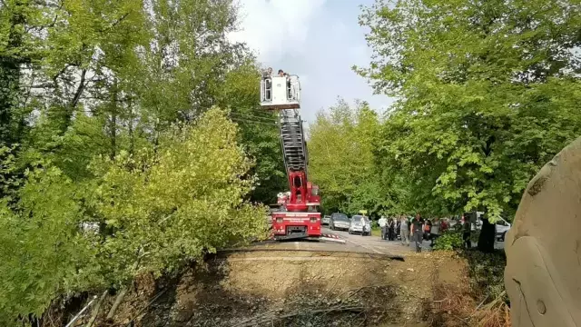 Bartın'da iki köprünün çökmesiyle yolda mahsur kalan vekil ve ekipler kurtarıldı