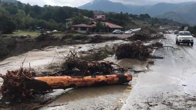 Karadeniz sele teslim! Sağanak yağış Bartın, Sinop, Samsun, Kastamonu ve Karabük'te hayatı felç etti
