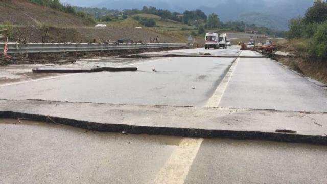 Son Dakika: Bartın'da sel felaketi! Köprü ve yollar çöktü, evi yıkılan 80 yaşlarında bir kadın aranıyor